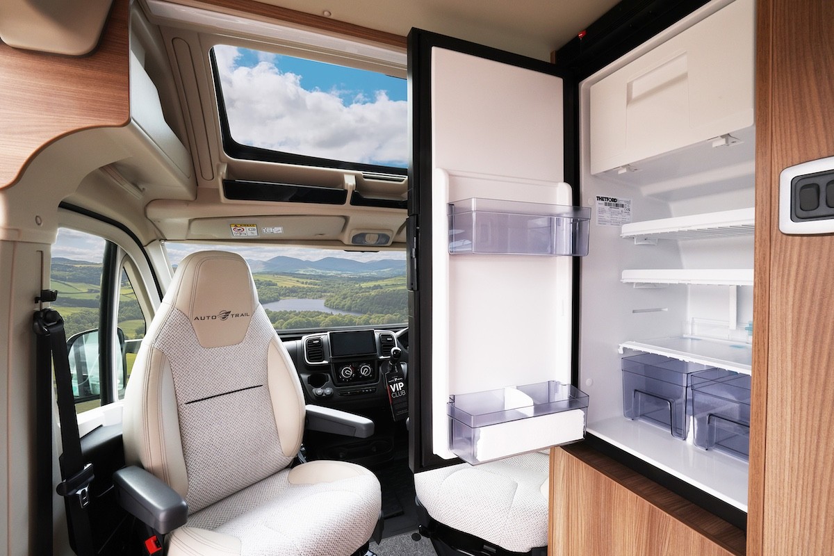 V Line SE Interior 2026 2